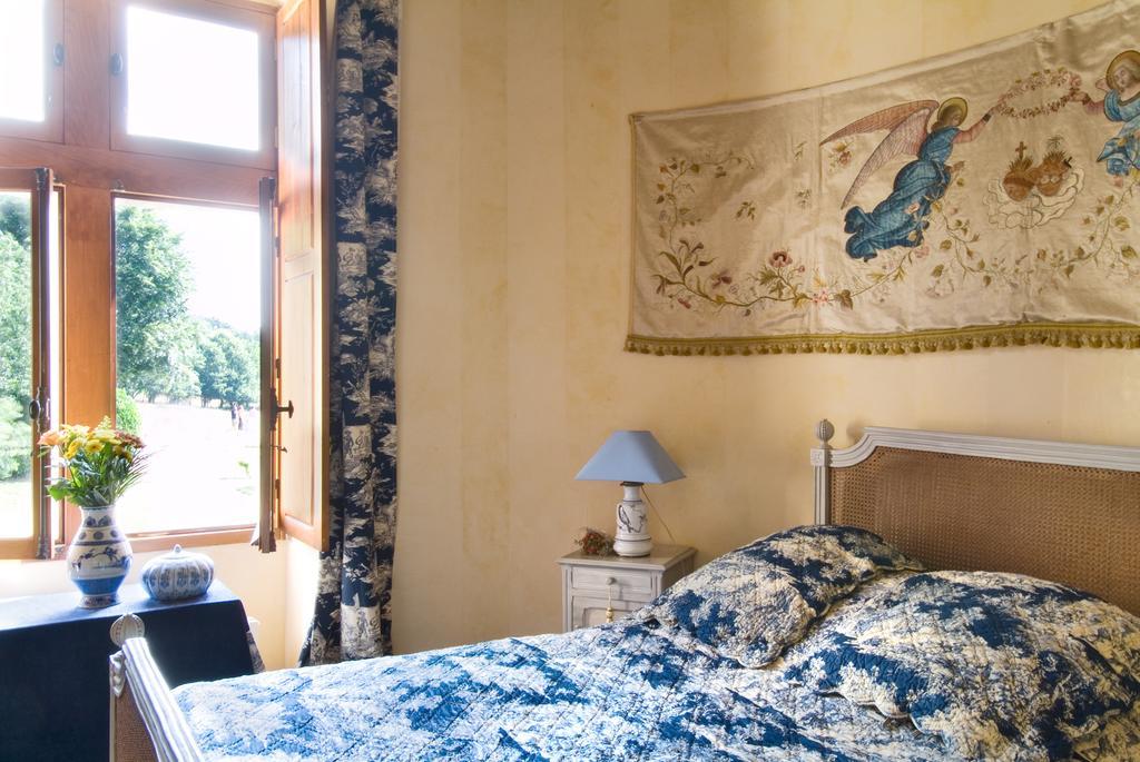 Chateau De La Roche Martel Bed and Breakfast Roiffé Habitación foto