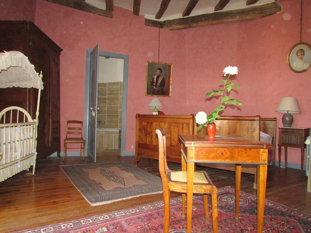 Chateau De La Roche Martel Bed and Breakfast Roiffé Habitación foto
