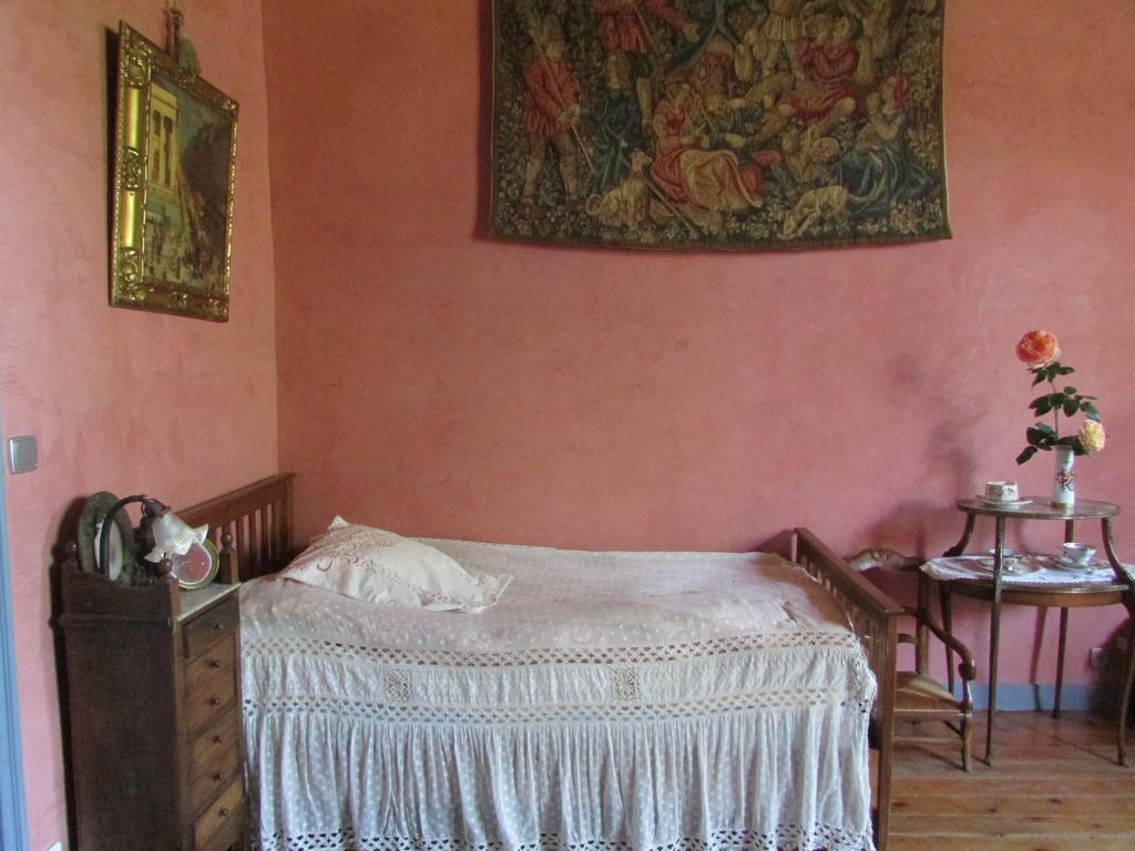 Chateau De La Roche Martel Bed and Breakfast Roiffé Habitación foto