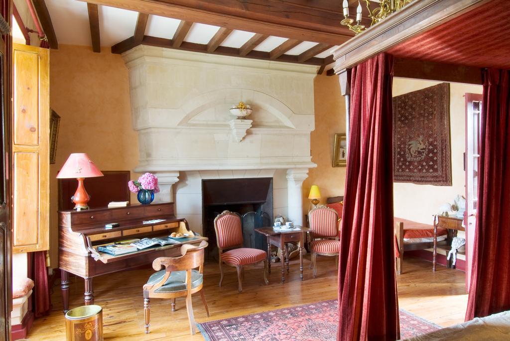Chateau De La Roche Martel Bed and Breakfast Roiffé Habitación foto